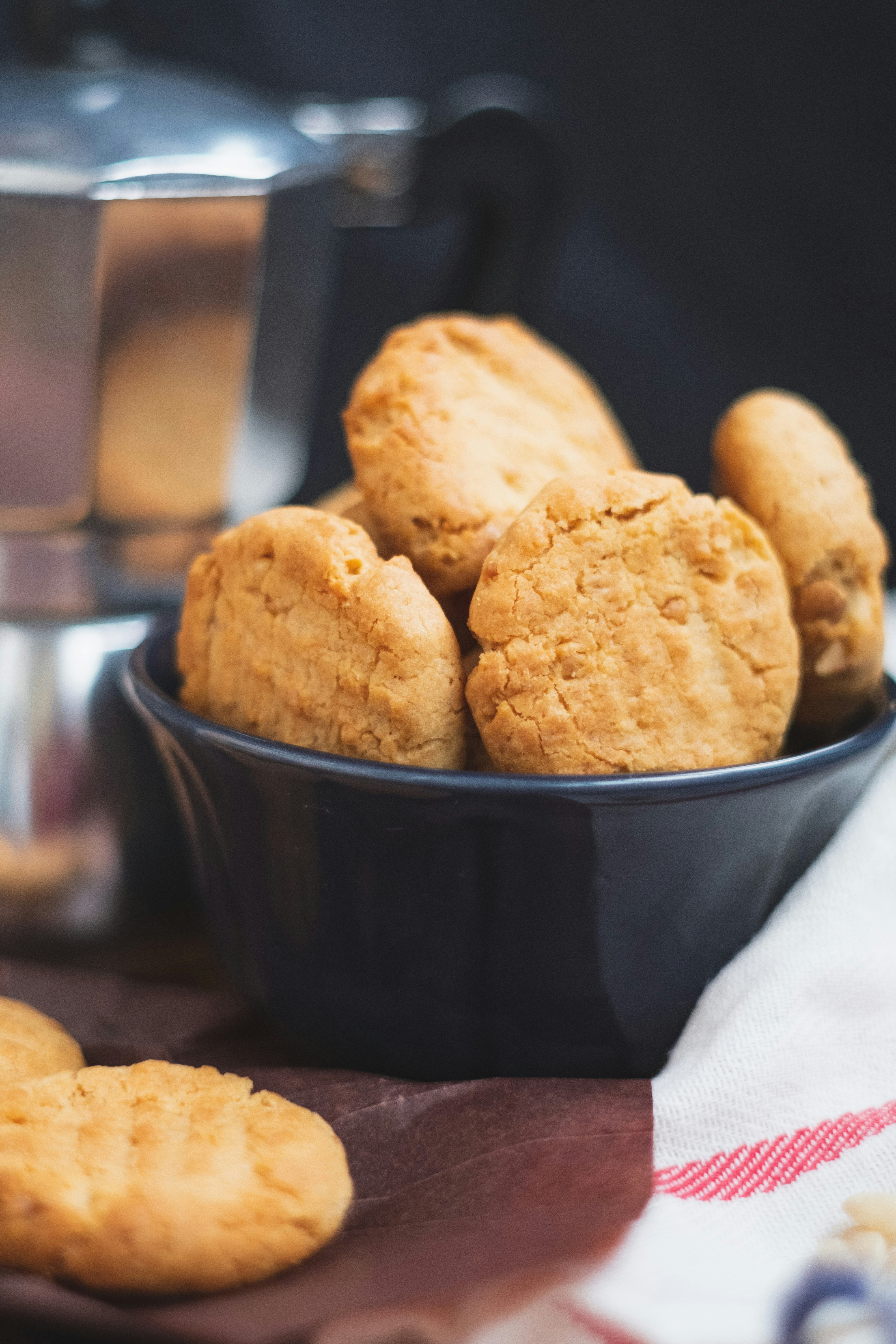 brown cookies in black ceramic bowl